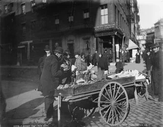 Un chariot de bananes, New York, c.1900